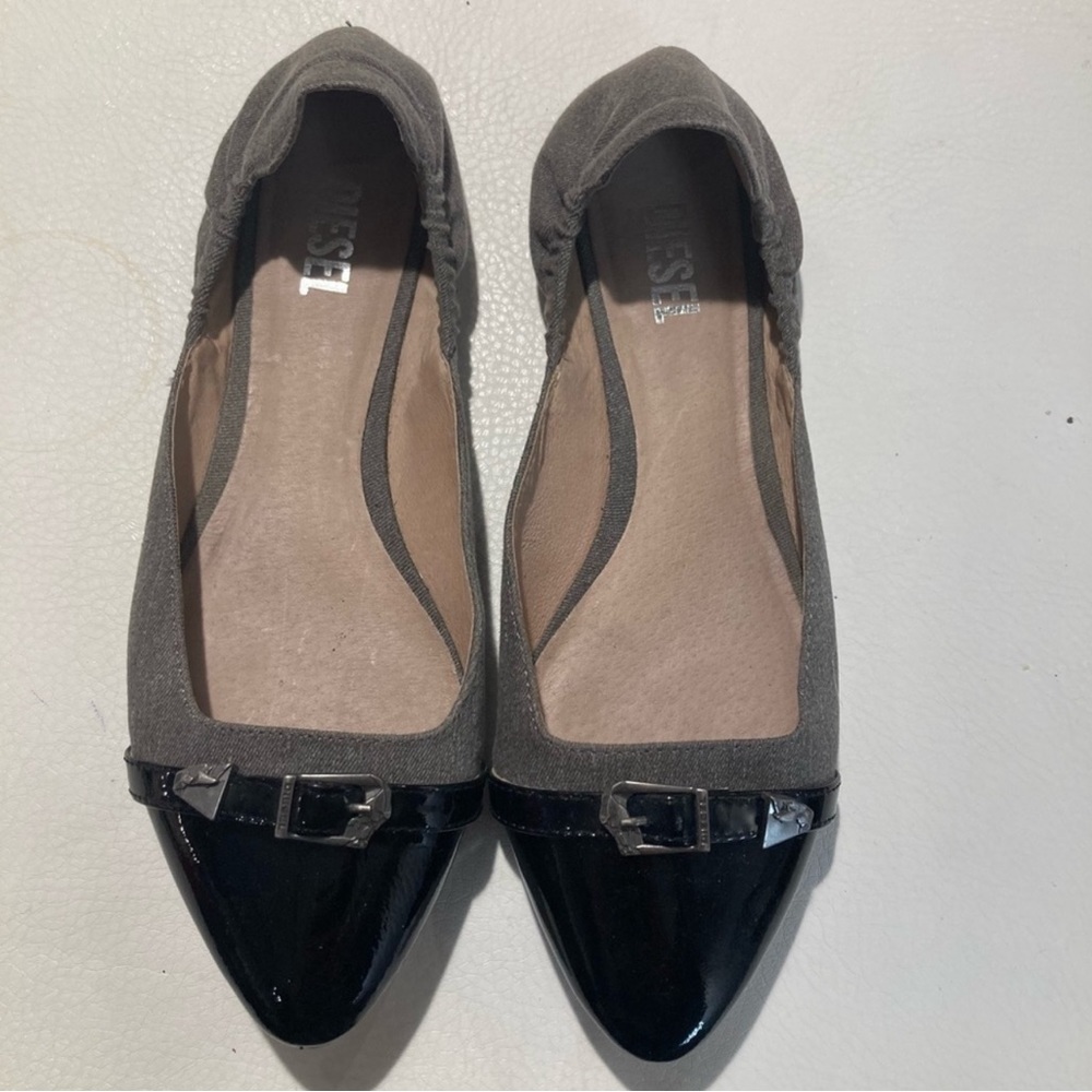 DIESEL Sz 10 Grey Suede Patent Leather Buckle Almond Toe
Elastic Back Flats